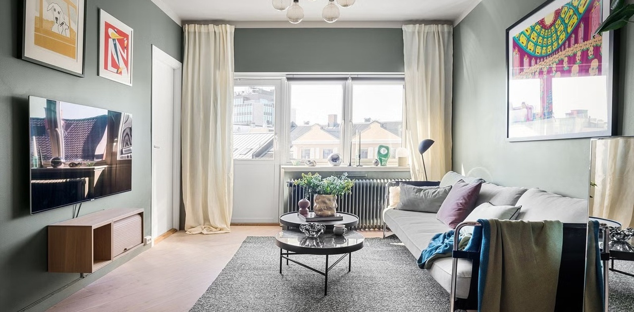 Stue. Bildet er fra salgsoppgave, og dagens møblering er med en større hvit sofa med sjeselong