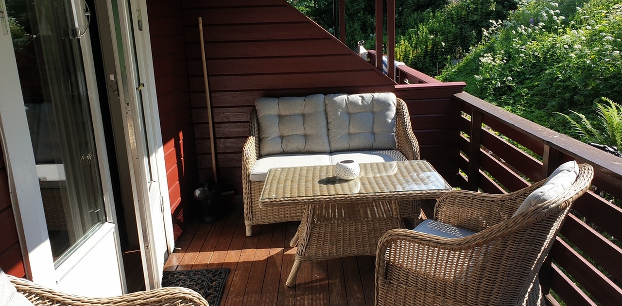 Koselig veranda med utgang fra stuedør, og trapp ut til plenen og hagen