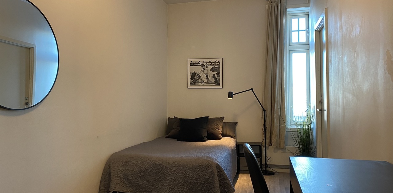 Velkommen til Mosseveien 14. Stort møblert rom ledig omgående