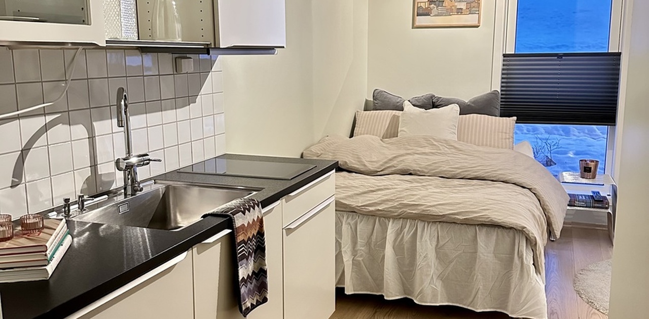 Kjøkken og pent parkettgulv.