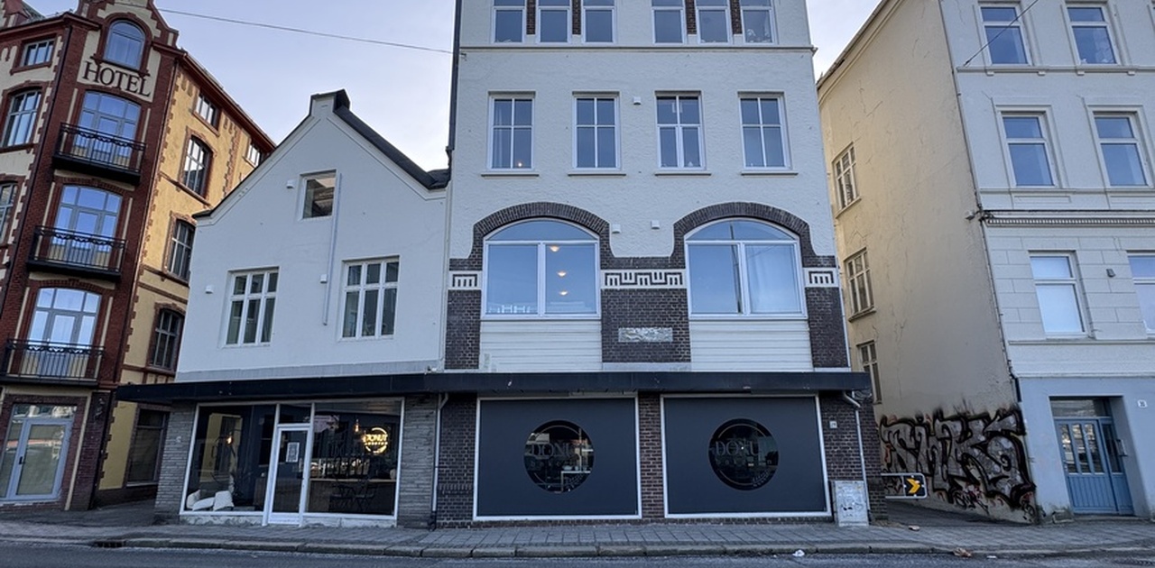 I nederste etasje finner vi donutbakeren, hvor du kan kjøpe deg en digg snack