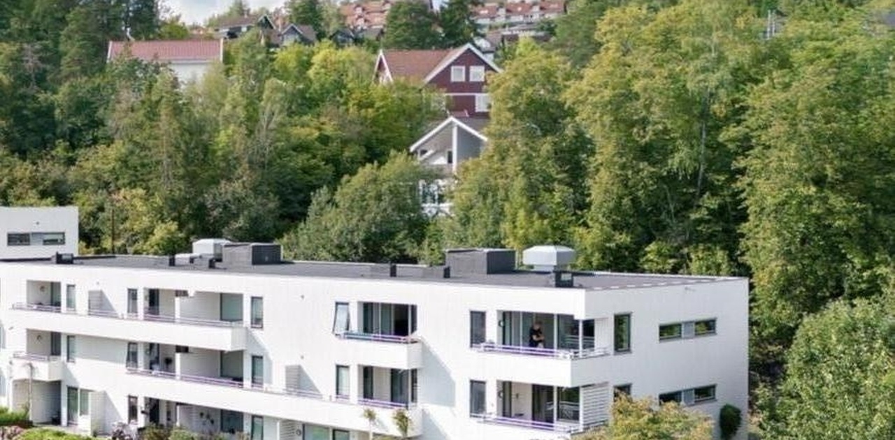 Leiligheten ligger øverst og helt ytterst mot skogen