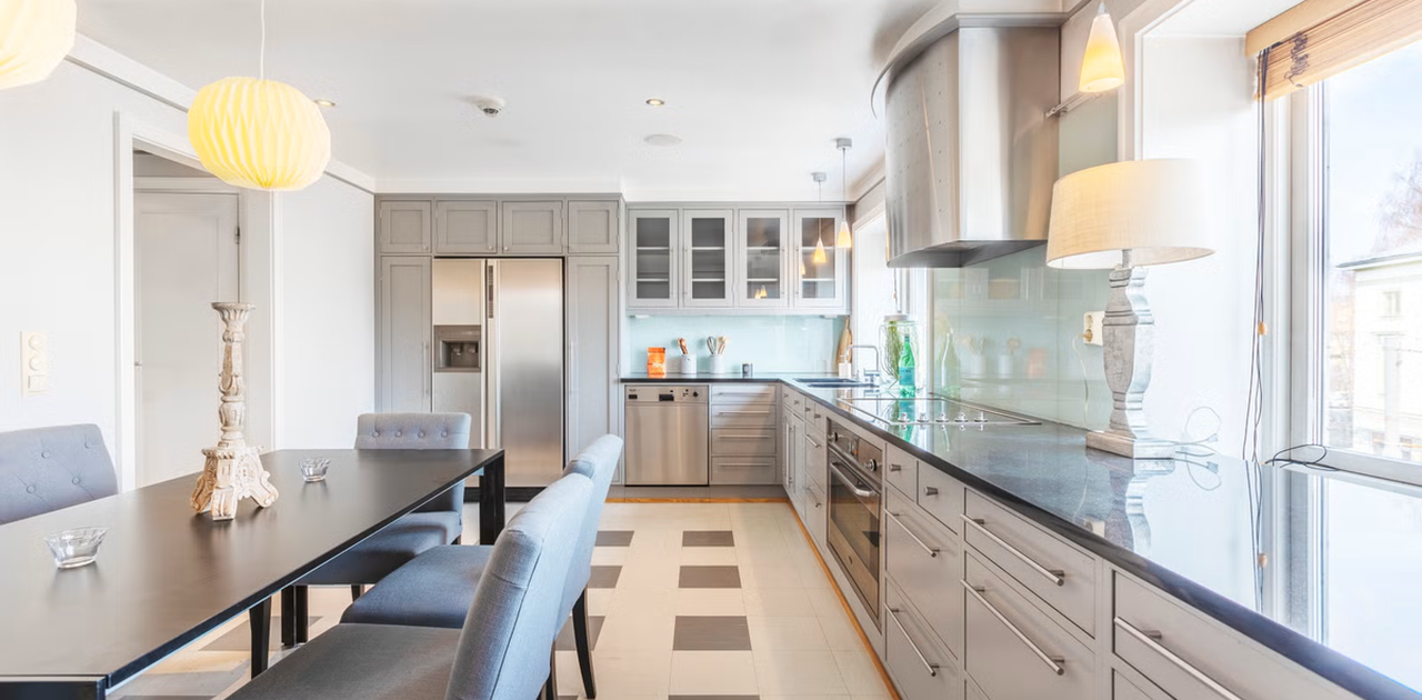 Romslig kjøkken med integrerte takhøyttalere