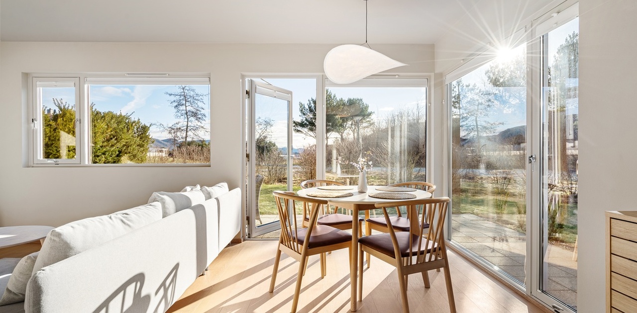 Velkommen til en lys og moderne 2-roms leilighet med gjennomgående god standard i attraktive Hinna Park.