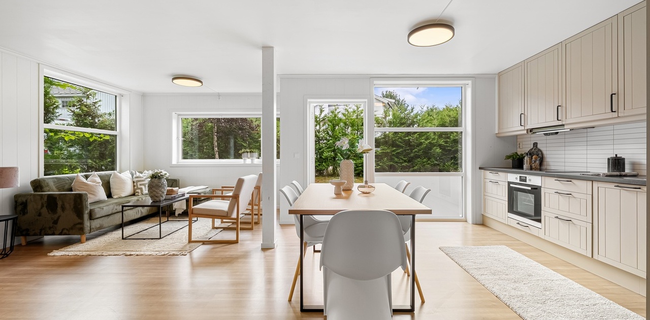 Velkommen til Øystein Møylas veg 7B! En stor og nyrenovert leilighet på mer enn 100 kvm med en særdeles attraktiv beliggenhet. Høy standard.