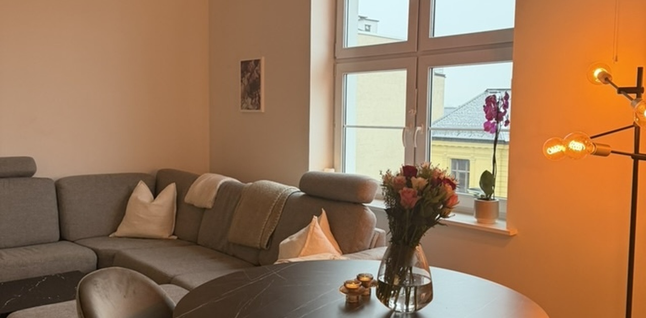 Store vindusflater gir mye naturlig lys i leiligheten.