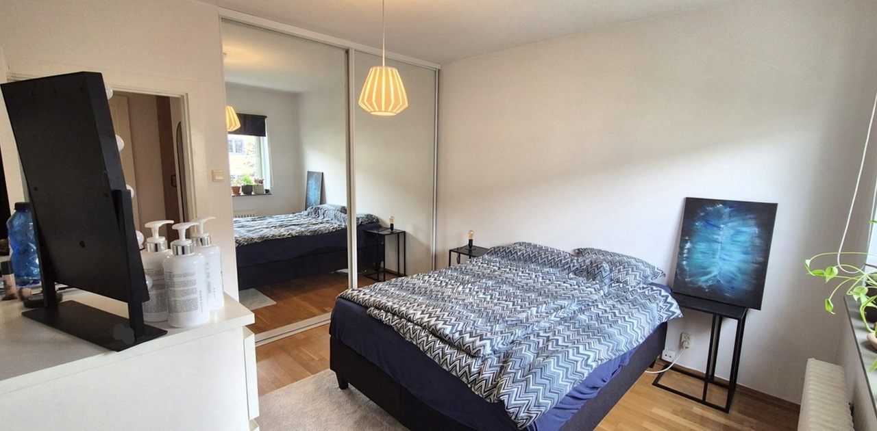 Rommet er umøblert. Seng på bilde er 160x200, for å illustrere plass