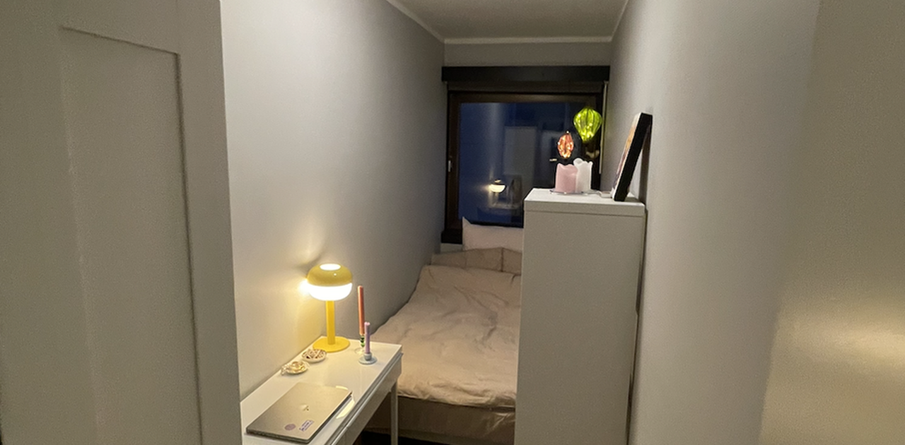 Koselig rom med seng og skap inkludert (pult og hylle følger ikke med).