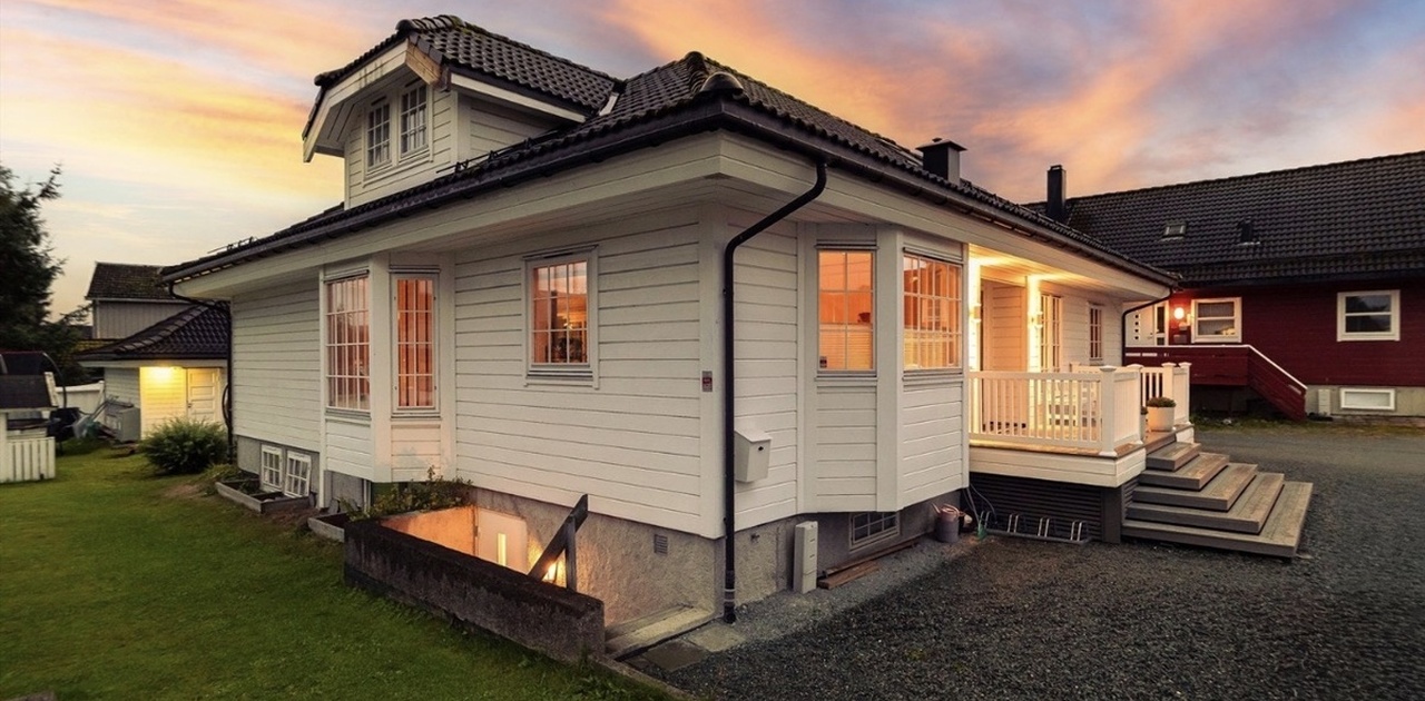 Inngang til sokkelleiligheten