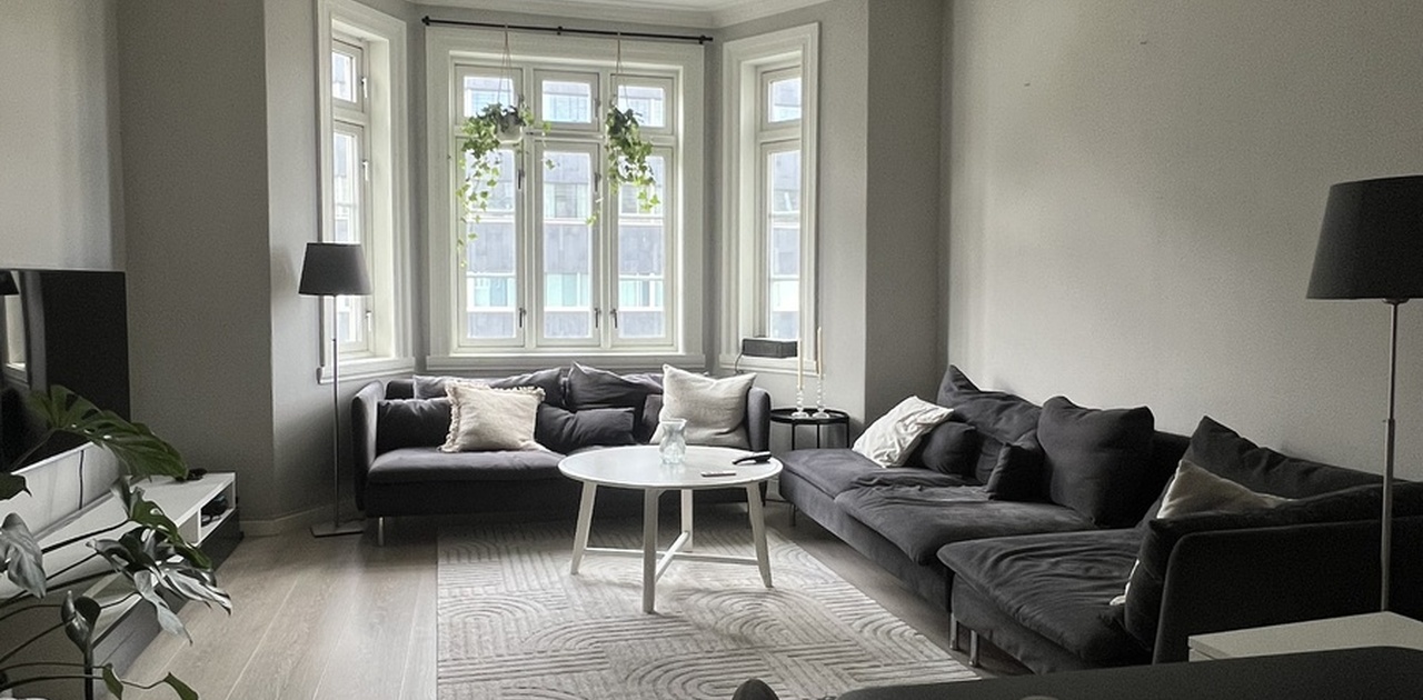 Stor stue med mye naturlig lys