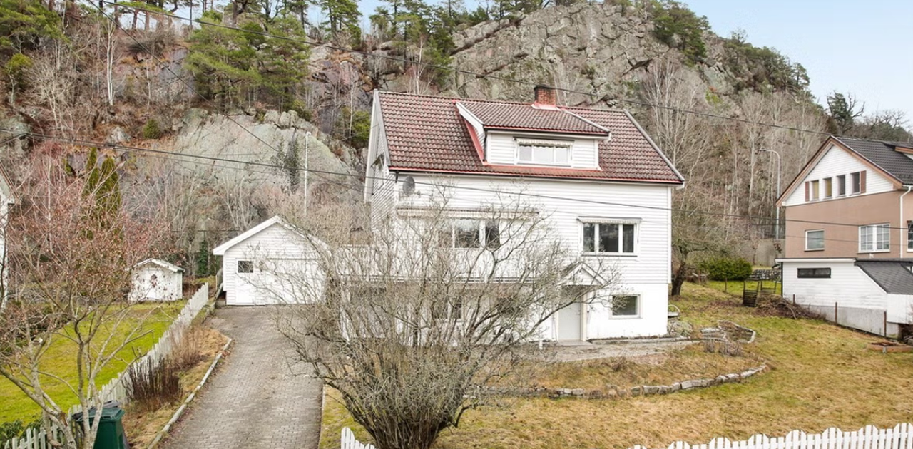 En sjarmerende tomannsbolig med solrik beliggenhet og flott utsikt over Knardal Haveby.