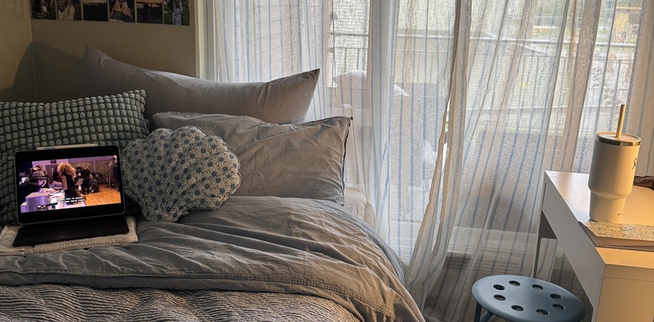 Soverommet med seng pult stol og skapløsning