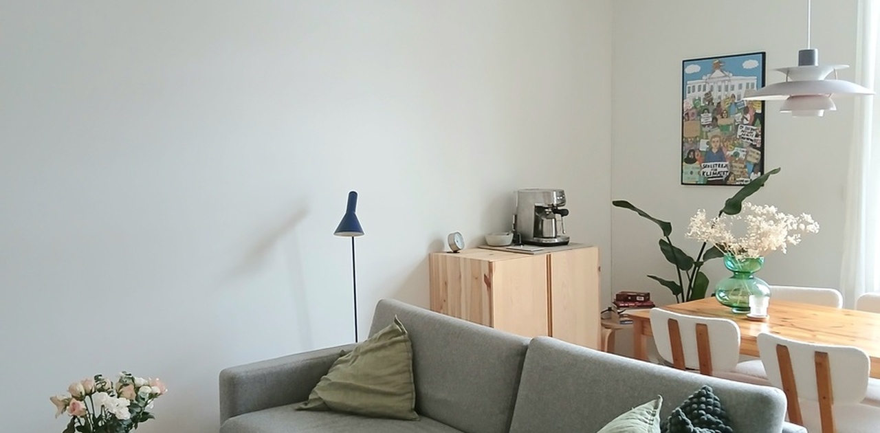 Lys og luftig stue, med nyslipt originalt tregulv og god takhøyde