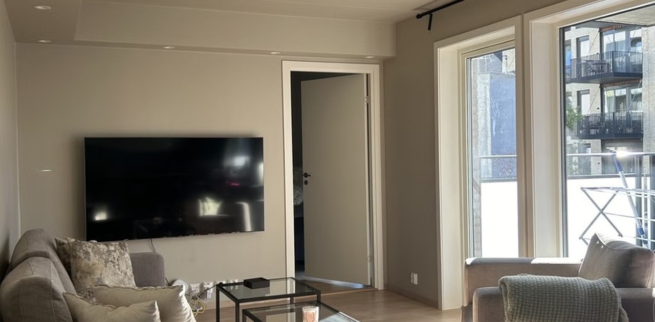 Lys og stor stue med spotlights