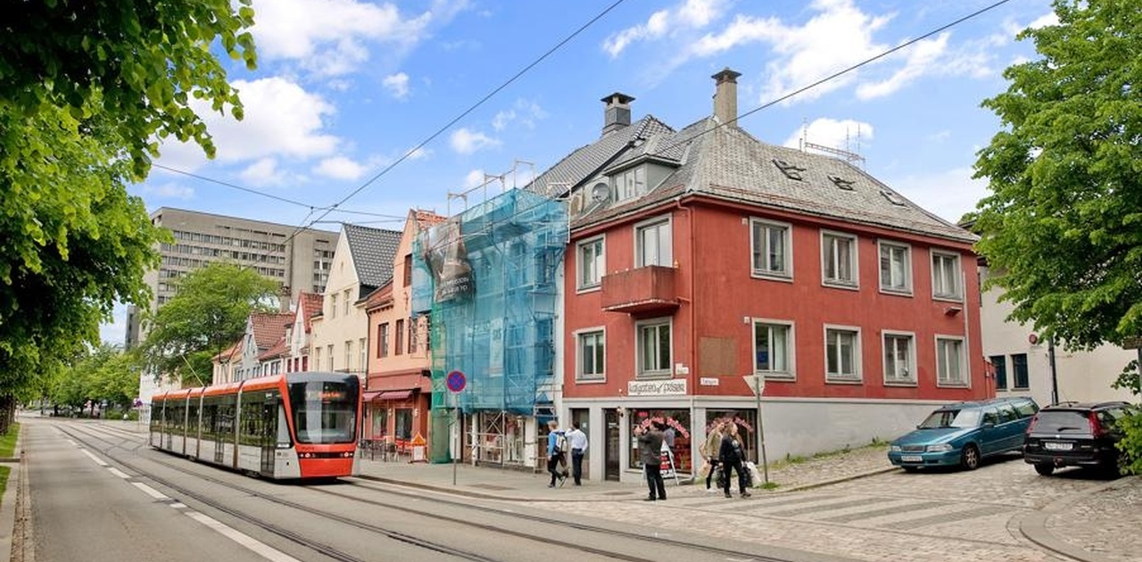 Leiligheten (rød fasade) ligger direkte ovenfor Lille Lungegårdsvann, midt i hjertet av Bergen. Her er det gå avstand til alt! Togstasjon, busstasjon, bybanestopp og busstoppet er alle bare noen få steg unna samt utallige butikker, kafeer, restauranter.