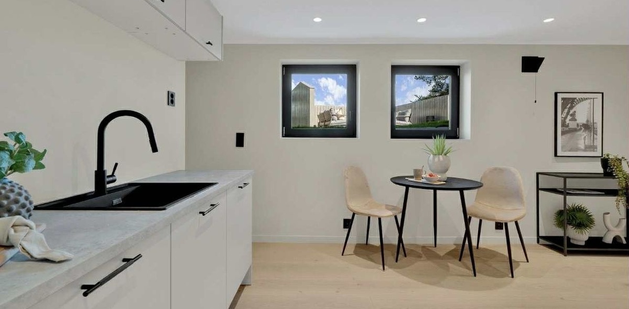 Kjøkken og spisekrok v/vindu