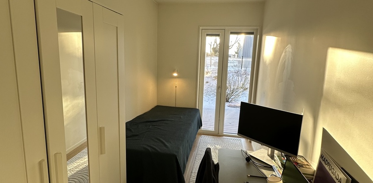 90cm bred seng. God med lys inn. God skaplass. Egen pult.