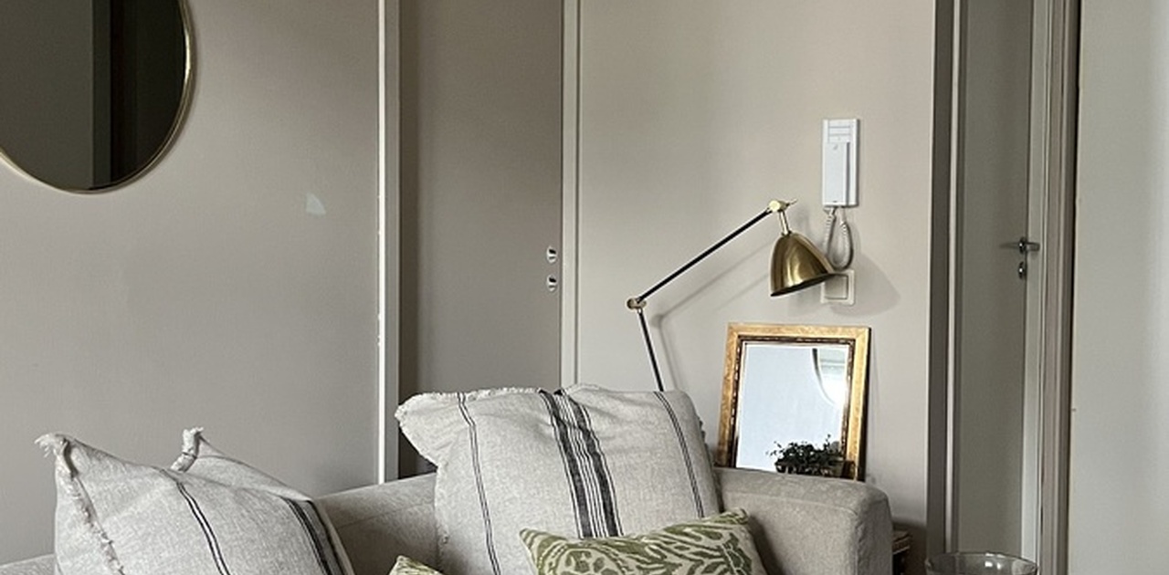 Koselig stue, perfekt tilpasset sofa medfølger.