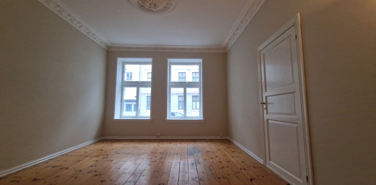 To store og flotte vindusposter hvor en faktisk kan innrede som sitteplasser. Montert plissegardiner i hver sin vinduspost