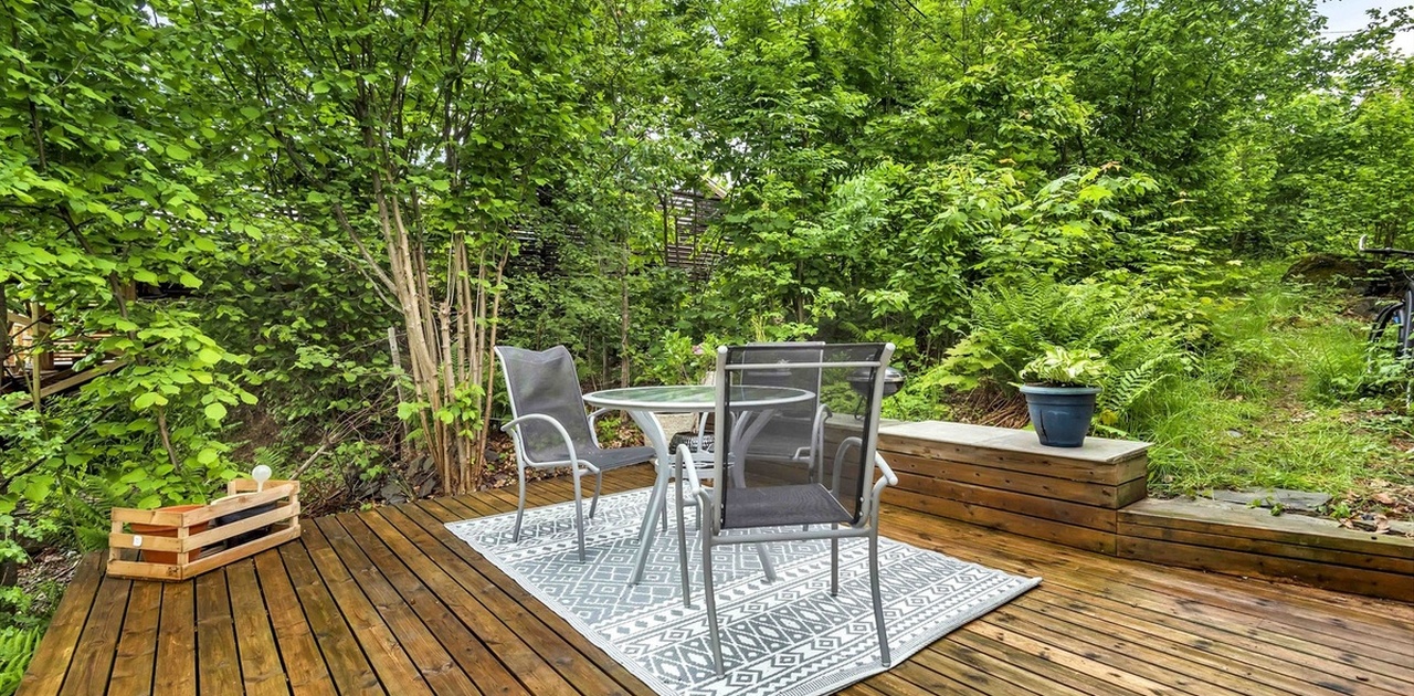 Veranda om sommer, rekkverk på verandaen bygd etter bildet er tatt