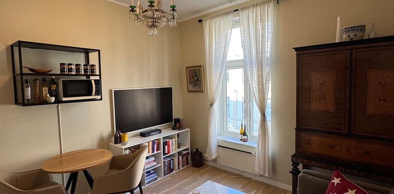 Velkommen til Løkkeveien 7A! Store vindusflater slipper inn rikelig med lys og gir en luftig atmosfære