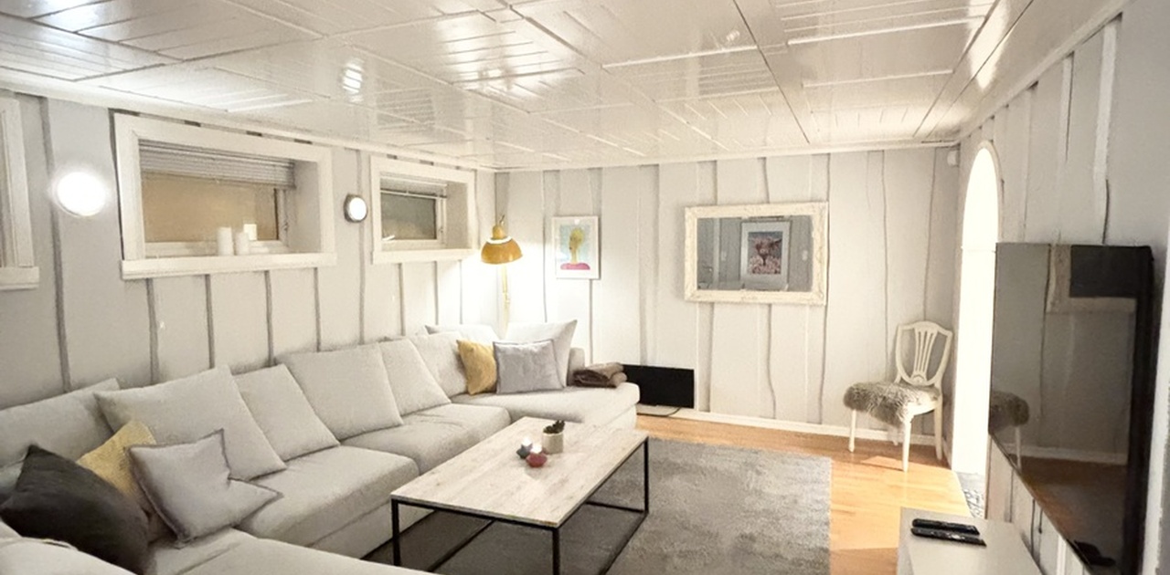 Stue med deilig stor sofa