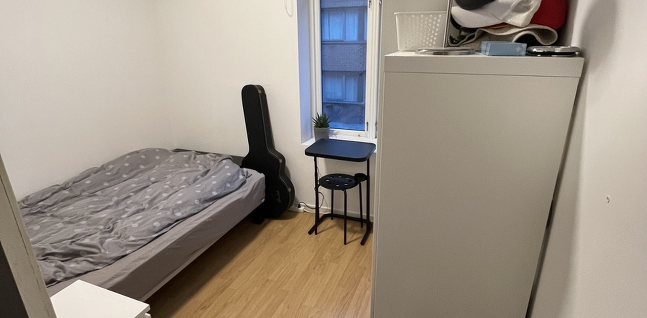 Rommet fra inngangsdøra. Kompakt, men lyst rom.