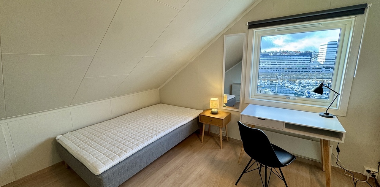 Soverom 1: Lyst og fint soverom med utsikt.