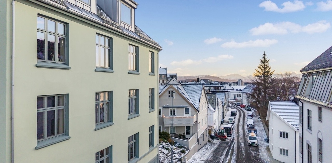 Bygg utenfra. Ny fasade og tak fra 2025/26. Bilde lånt fra Finn-annonse 445900001)