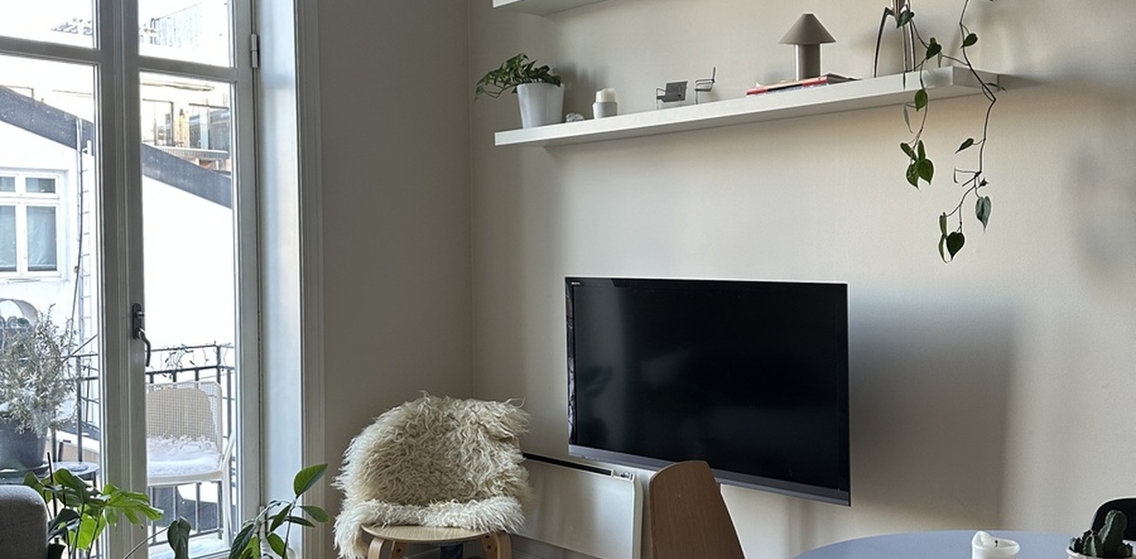 Fælles stue, med stor dør til balkon.