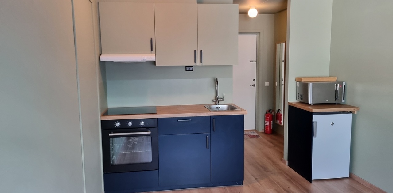 Kjøkken med hvitevarer