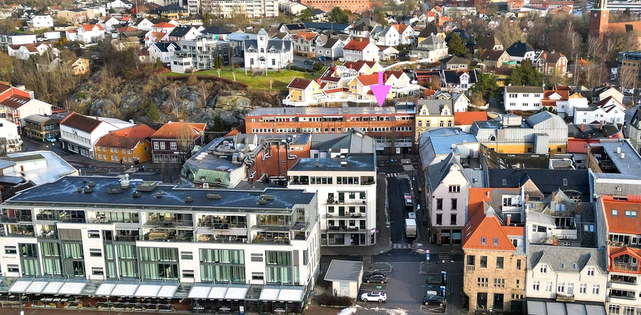 Leilighet markert med rosa pil. Midt i Fredrikstad sentrum.