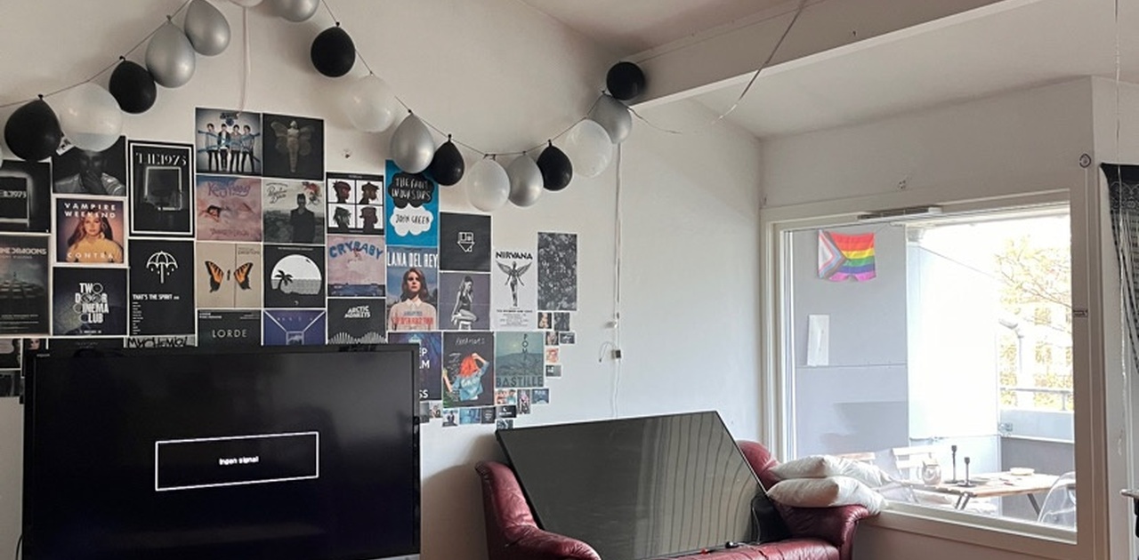 Romslig stue med stor balkong.