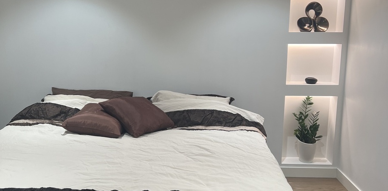 Dobbeltseng (180x200). Hyller med dimbart lys.