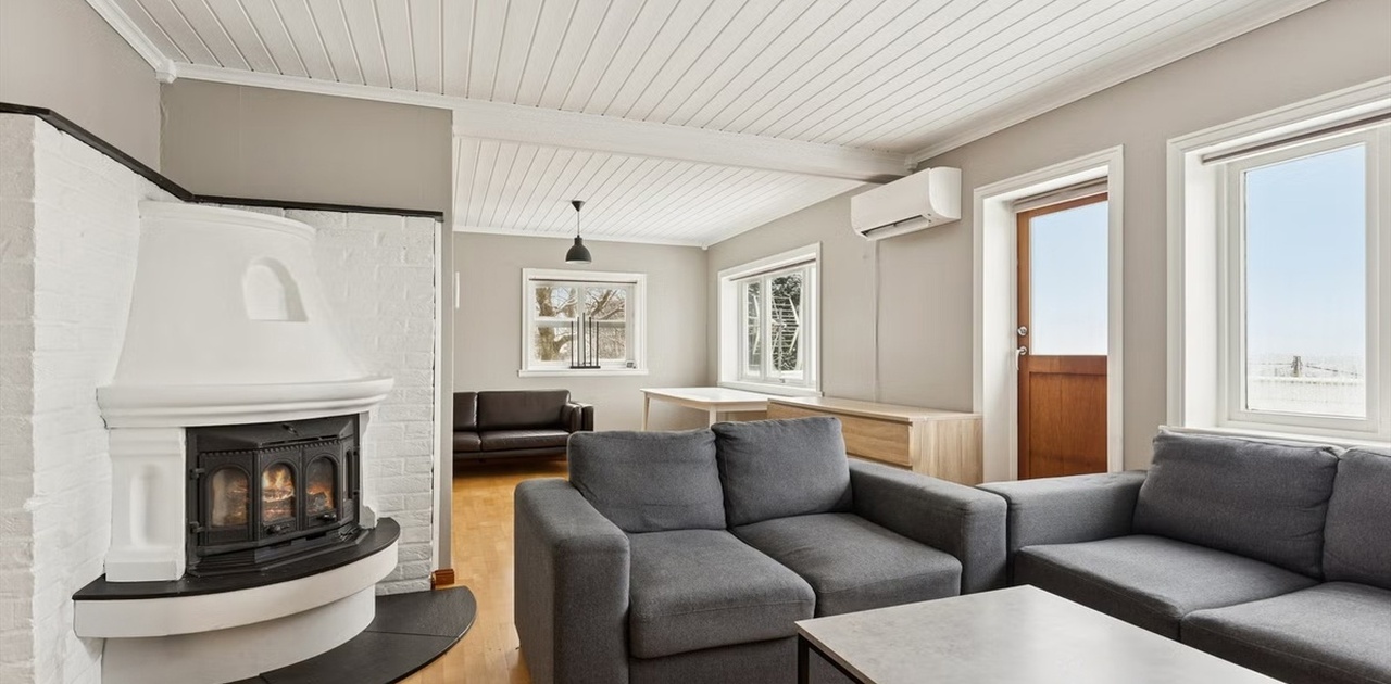 Stue med peisovn og varmepumpe