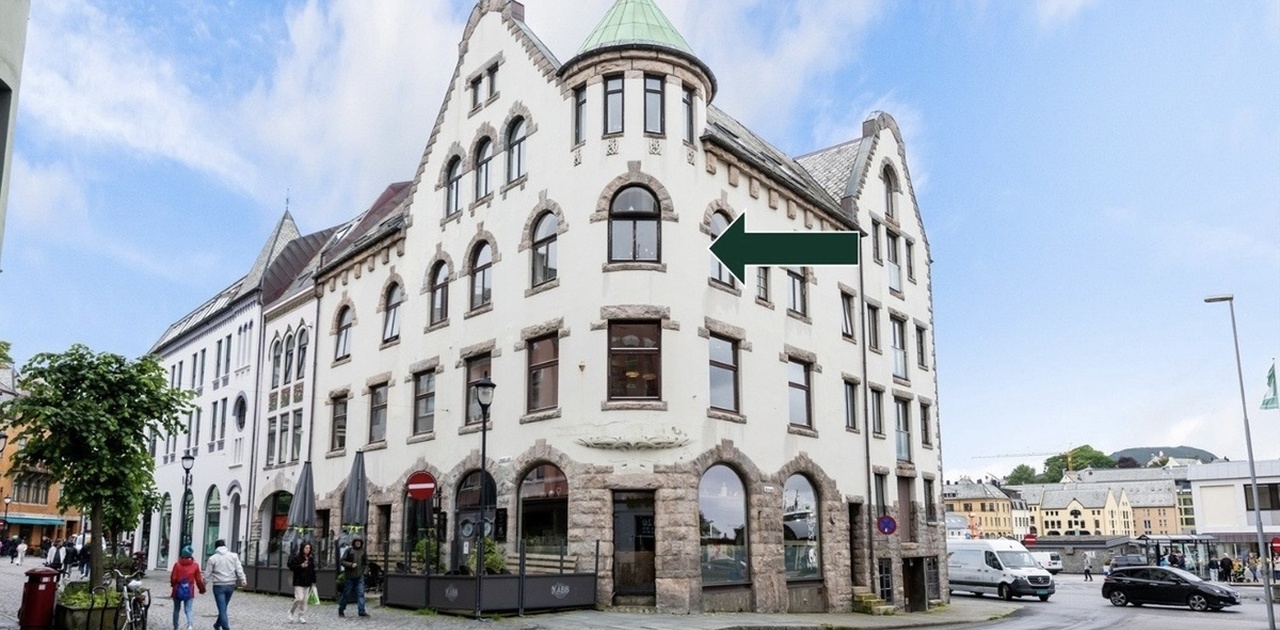 Leiligheten ligger i 3.etg med utsikt både mot Gågata, Skateflukaia og Molja.