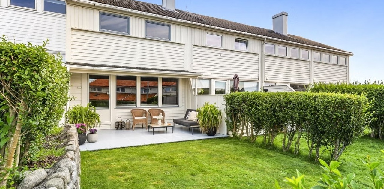 Nyoppusset rekkehus med sørvestvendt terrasse og hage, og svært gode solforhold