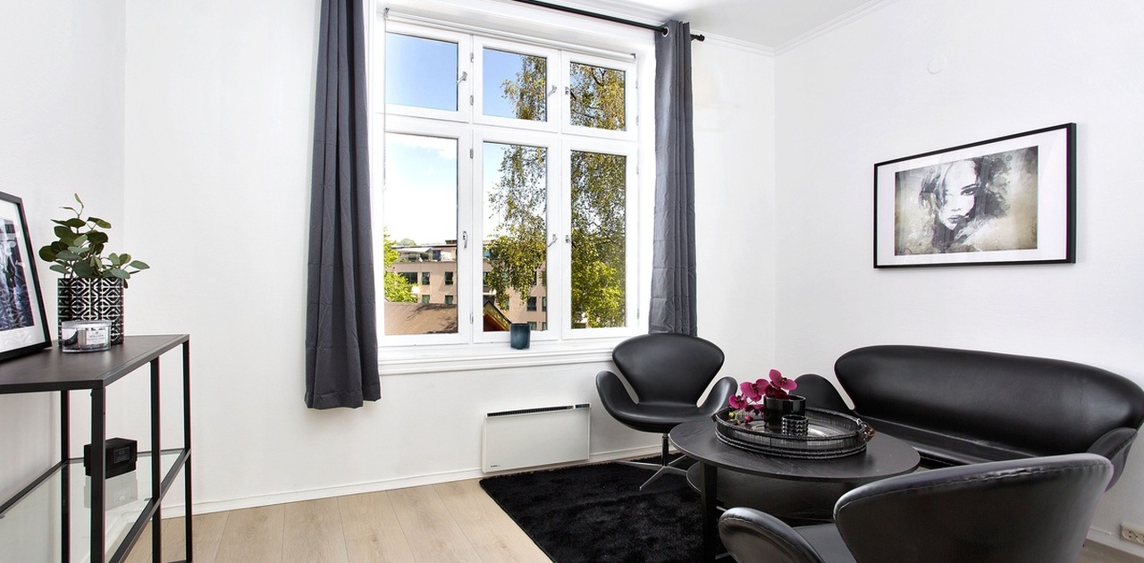 Velkommen til Pilestredet 66 - Rom ledig omgående. På bildet er rommet møblert som en stue. Men det er i dag soverom. Rommet kommer med kommode, skap og seng.