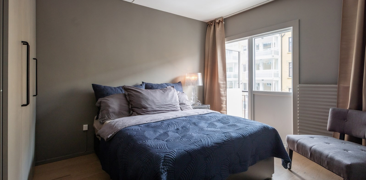 Rommet som leies ut. Skap og seng følger med.