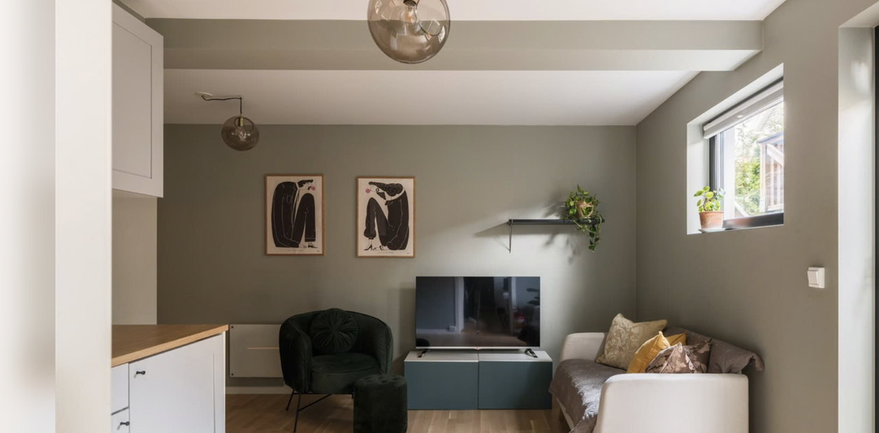 Stue med sofa og TV. (Stolen følger ikke med)