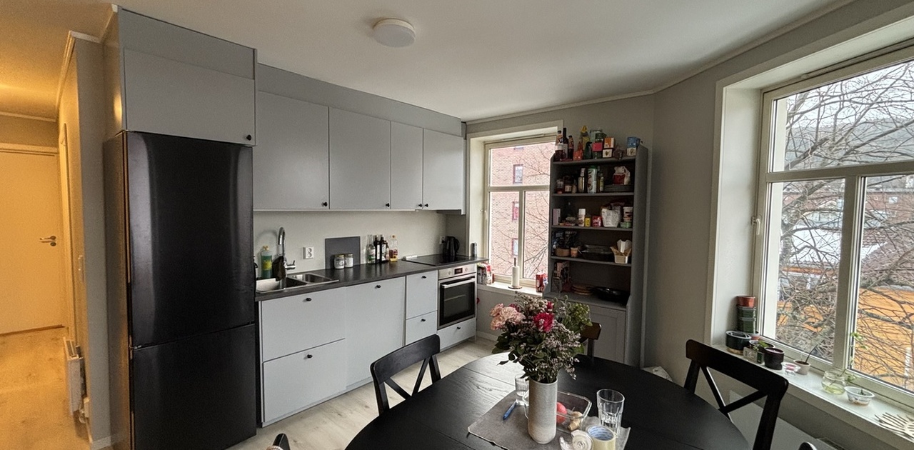 Romslig kjøkken med god plass til spisegruppe