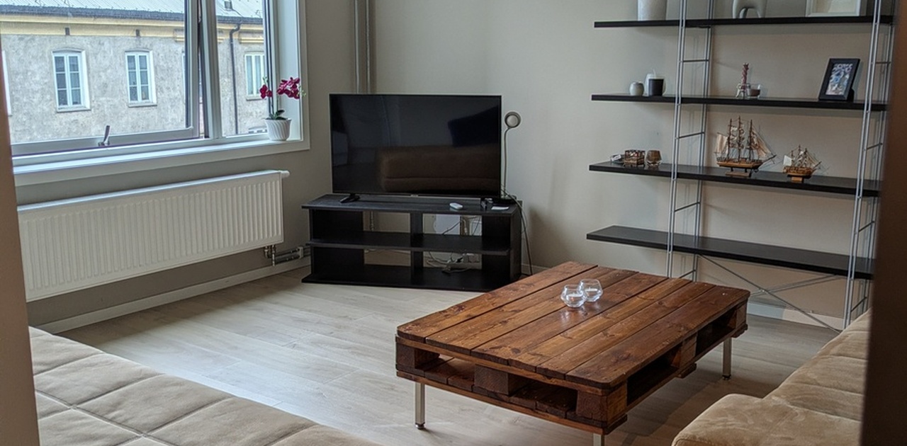 I stuen er store vinduer som gir rikelig med lys