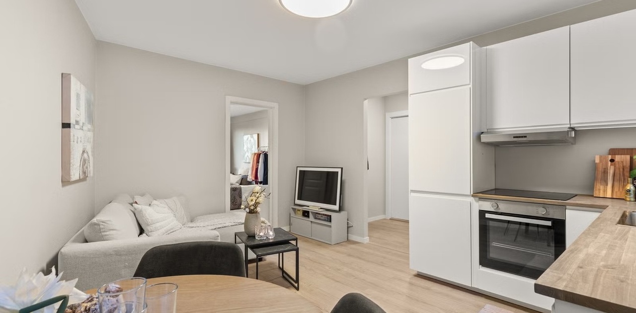 Stue og kjøkken, med spiseplass