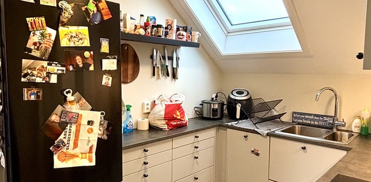 Romslig kjøkken med godt med benkeplass