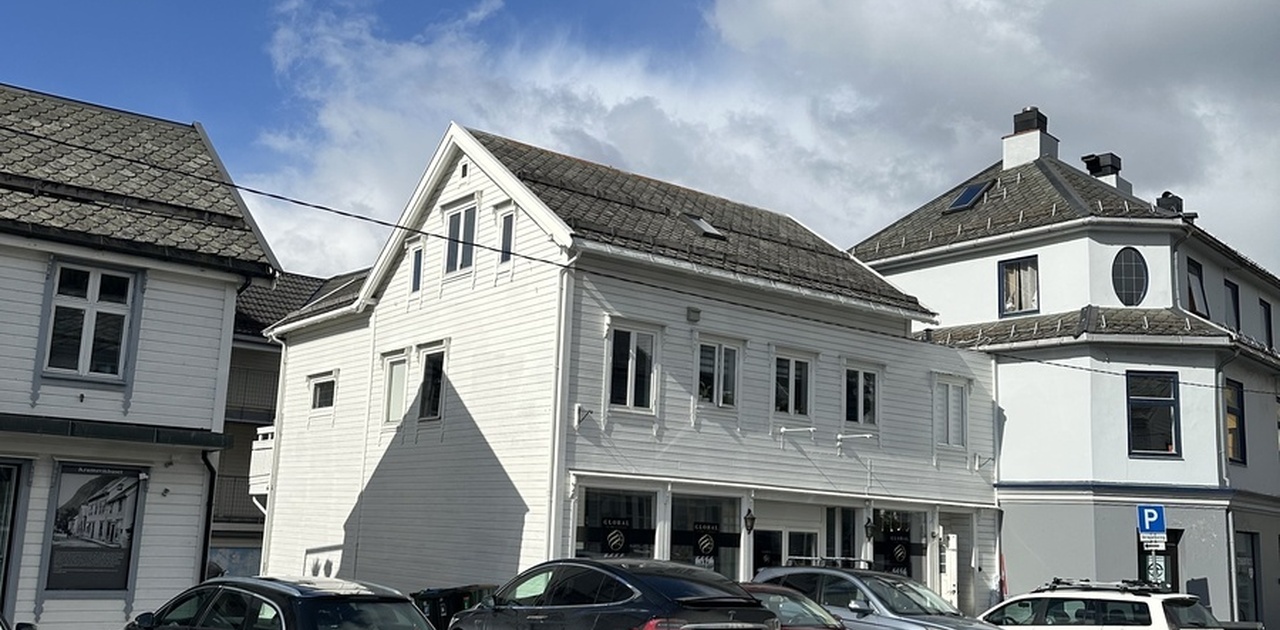 Leiligheten ligger i 2.etasje av dette bygget.