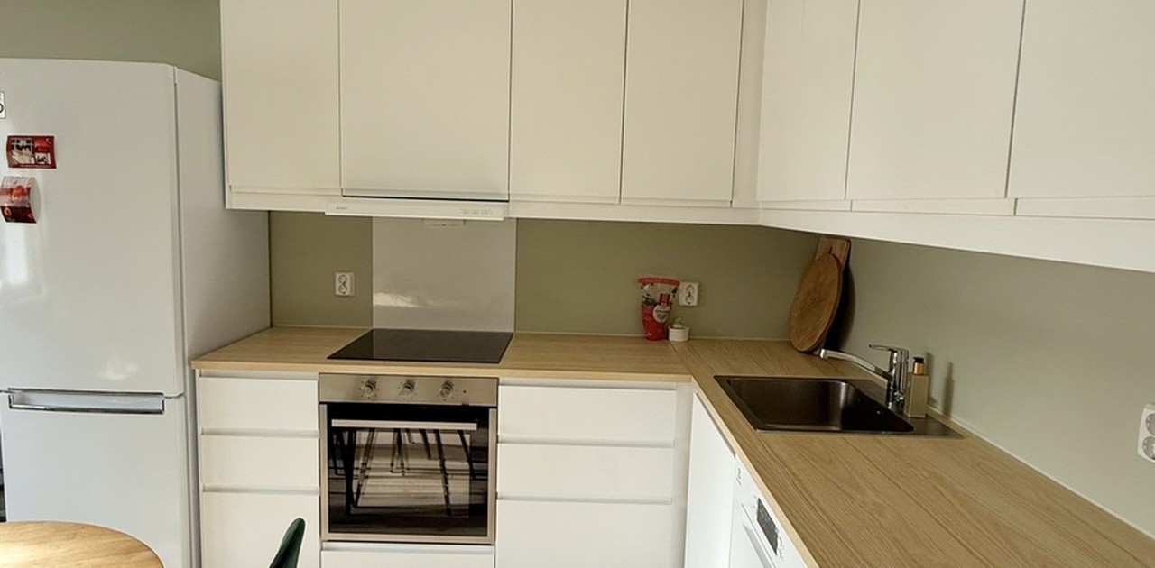 Stort kjøkken med mye oppbevaringsplass