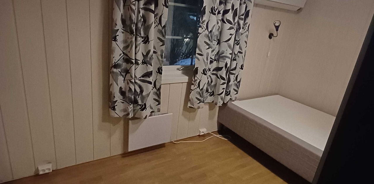 Rommet som er til leie på 2e etasje, har et skap, ethernet og en hylle