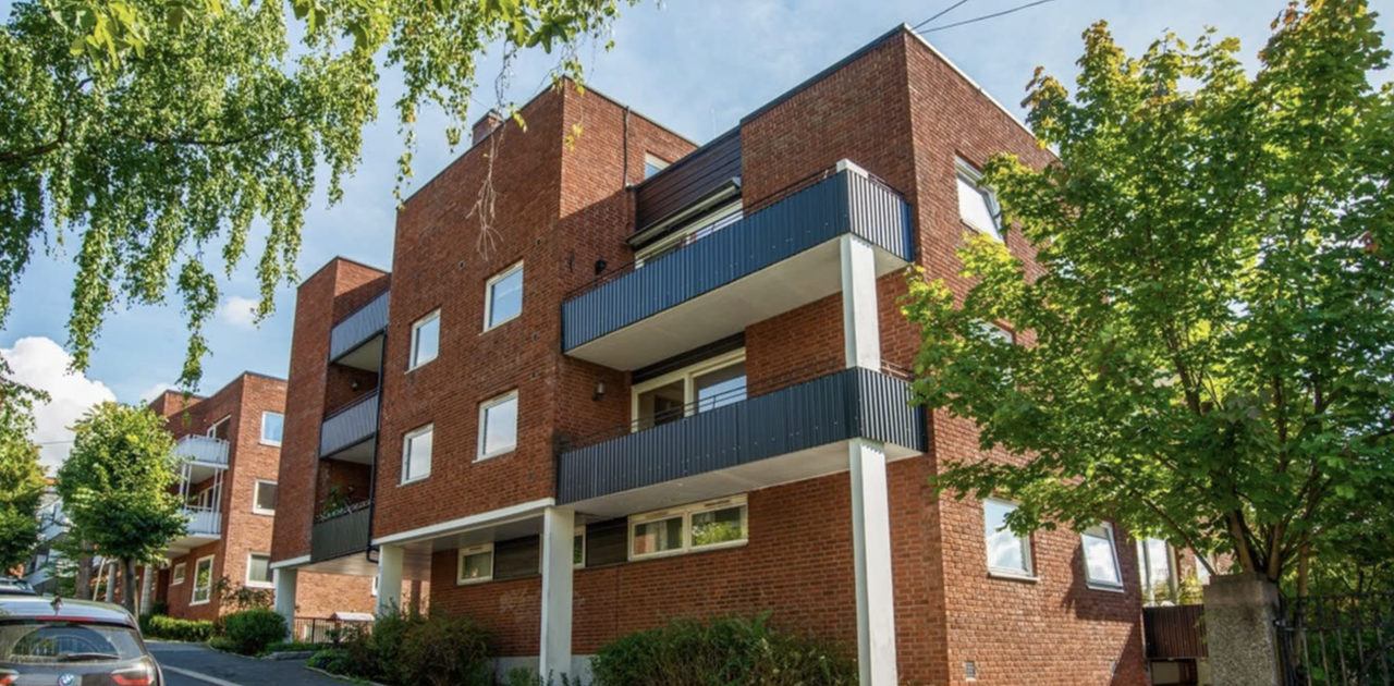 Nyoppusset bygård med heis. Leiligheten er 2 ett og hjørne