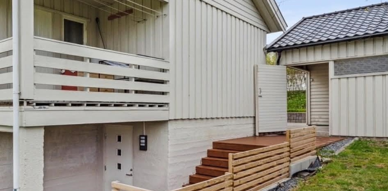 Egen inngang til hybel med terasse