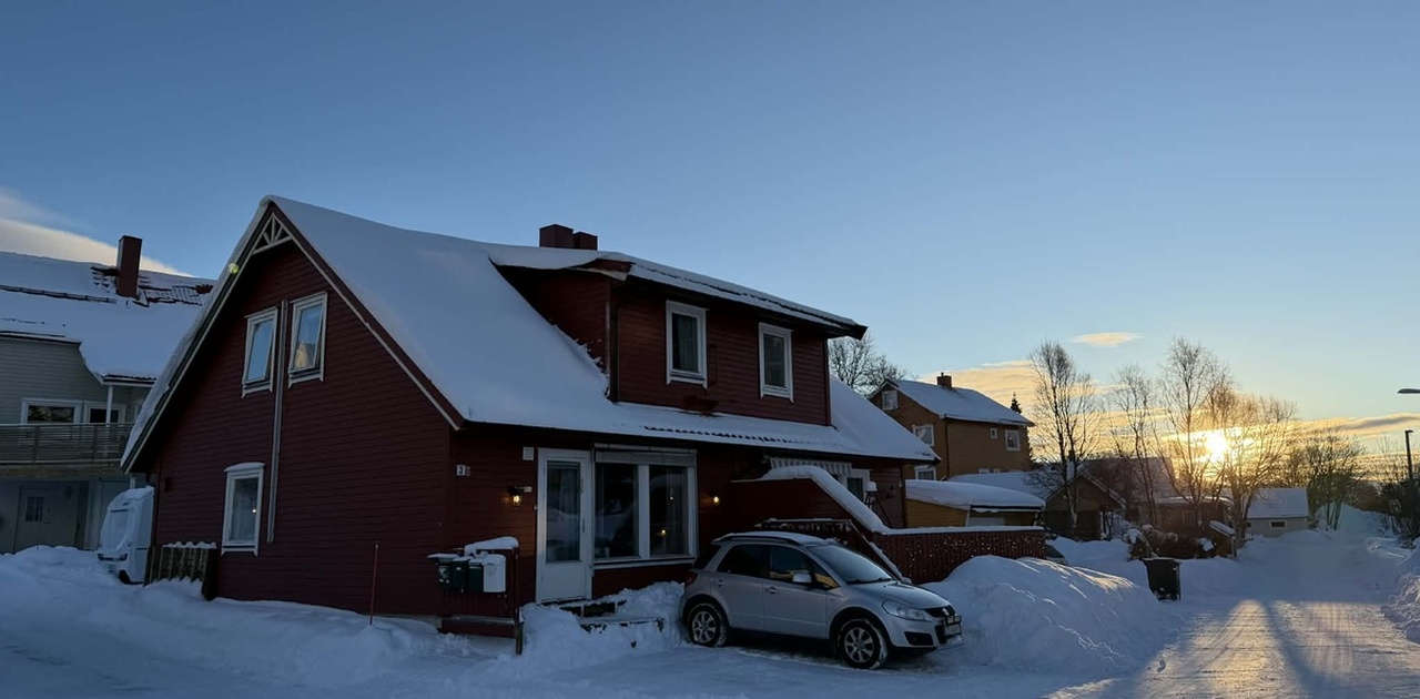 Parkering for 1 bil på fremsiden av boligen (halvpart av tomannsbolig)